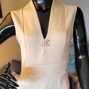 🔥SuperHawt V-Neck Cream Colored Romper!